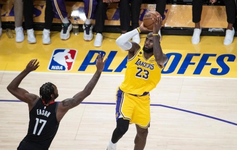 季后赛湖人遭雷霆横扫出局，41岁的老詹今夏何去何从？